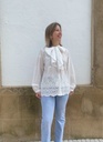 Camisa blanca con lazo