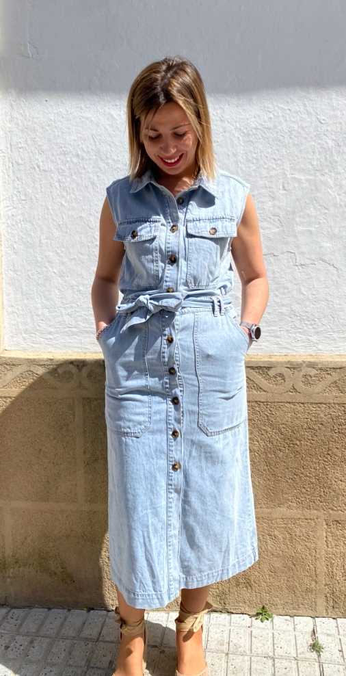 Vestido vaquero con botones y cinturón