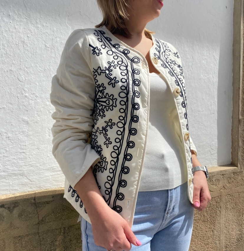 Chaqueta beige con bordado negro