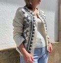 Chaqueta beige con bordado negro