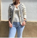 Chaqueta beige con bordado negro