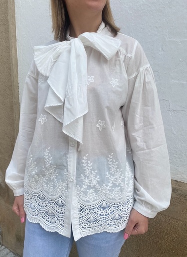 Camisa blanca con lazo
