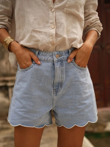 Short denim con detalle volantes