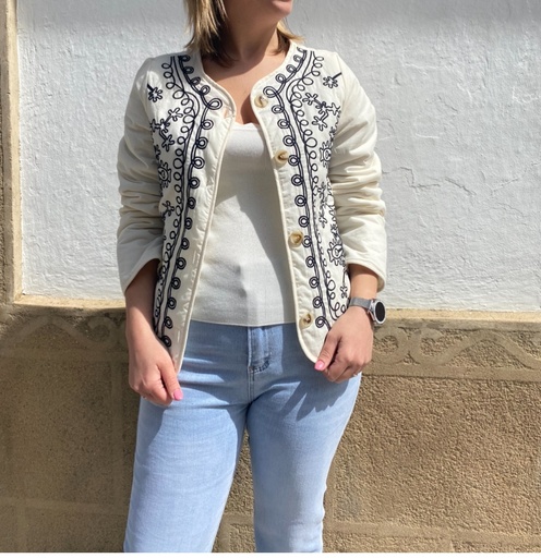 Chaqueta beige con bordado negro